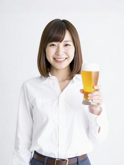 ビールを持つ若い女性　AI生成画像の写真