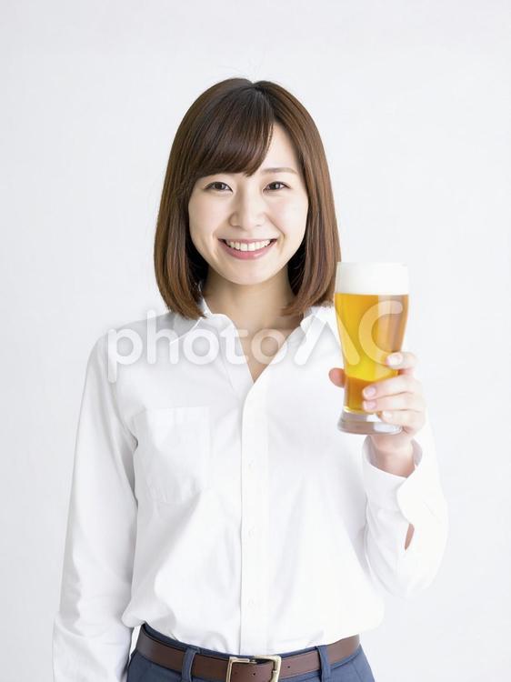 ビールを持つ若い女性　AI生成画像 ビール,女性,飲み物の写真素材