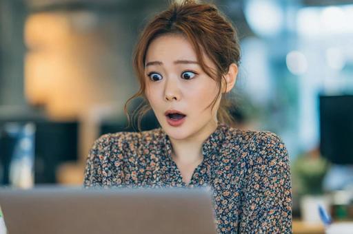 驚いた表情のビジネス女性 驚いた表情のビジネス女性の写真