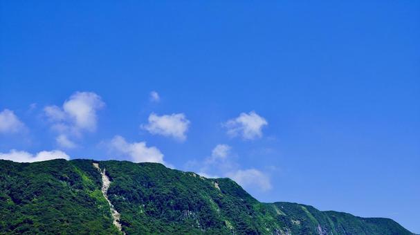 東京都伊豆諸島新島の山(北峰)と空 東京都伊豆諸島新島の山(北峰)と空の写真