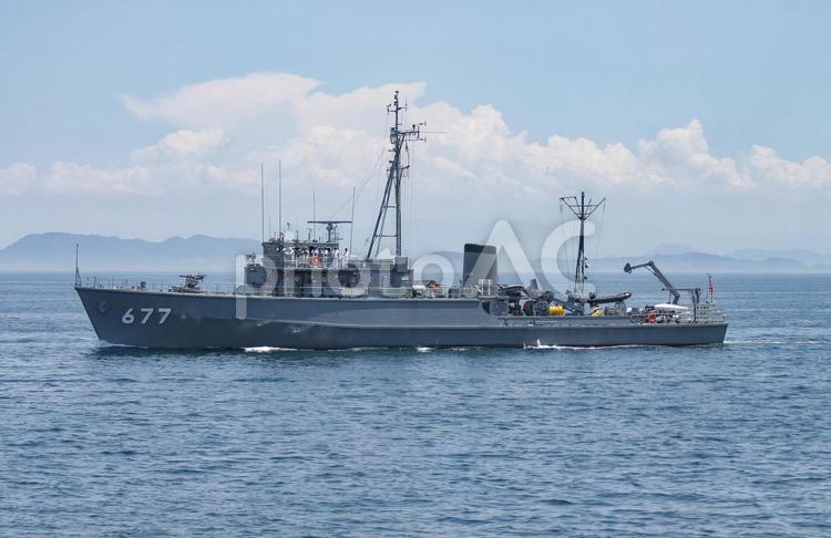 航行する海上自衛隊の掃海艇まきしま 海上自衛隊,自衛隊,ミリタリーの写真素材