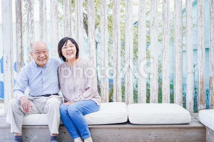 リゾート地で仲良く会話をする高齢の夫婦 コピースペース,笑顔,仲良しの写真素材