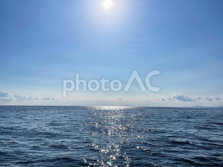 穏やかな青い海と澄んだ青い大空で釣り 空,青空,海の写真素材