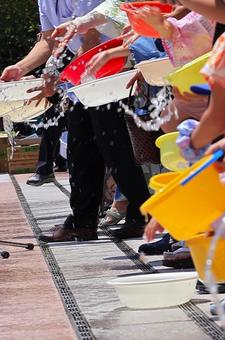7月下旬のサンポート高松の打ち水大作戦 7月下旬のサンポート高松の打ち水大作戦 打ち水,手,水の写真素材