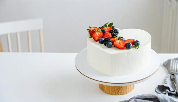ハート型のケーキ フルーツと生クリーム ハート型のケーキ フルーツと生クリームの写真