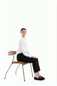 振り向きカメラ目線の女性 振り向きカメラ目線の女性の写真