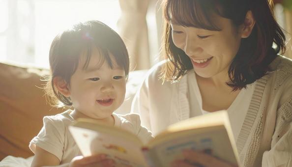 絵本を読む母親の写真