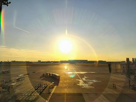 夕日に照らされる空港 空港,夕日,飛行場の写真素材