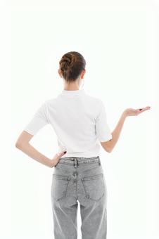 左手を腰に当て右手でポーズする女性(後ろ姿) 左手を腰に当て右手でポーズする女性(後ろ姿) 後ろ姿,腰に手,ポーズの写真素材