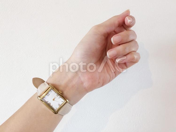 腕時計を見る time,いらいら,とけいの写真素材