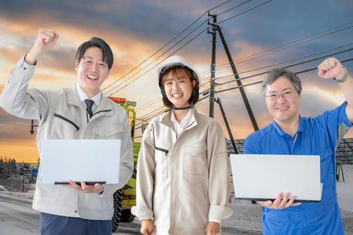 夕暮れ時の作業員チーム 夕暮れ時の作業員チーム 作業員,パソコン,屋外の写真素材