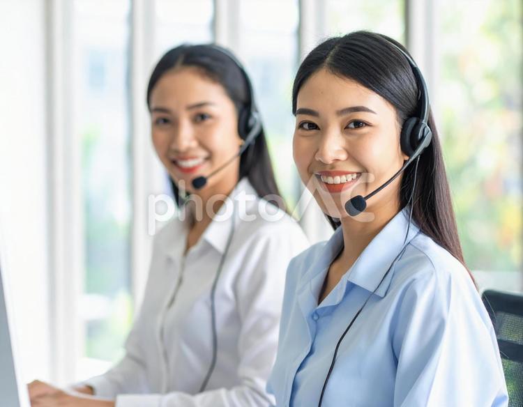 コールセンターで笑顔対応の女性 コールセンター,ヘッドセット,電話対応の写真素材