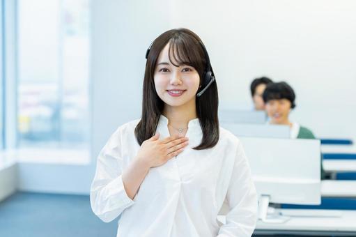 インカムで話すオペレーターの若い女性 オペレーター,コールセンター,笑顔の写真素材