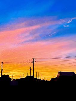 夕焼けとシルエットのような街並み 縦位置 夕焼けとシルエットのような街並み 縦位置の写真
