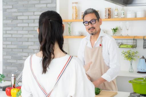 キッチンで料理を作るミドルの夫婦 キッチンで料理を作るミドルの夫婦 料理,夫婦,家族の写真素材