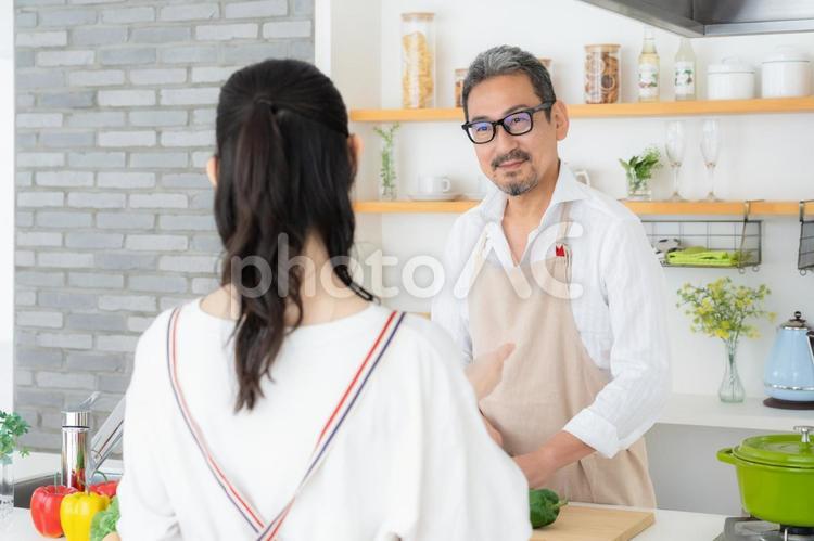 キッチンで料理を作るミドルの夫婦 料理,夫婦,家族の写真素材