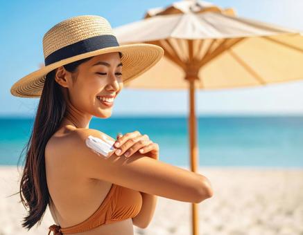 日焼け止めを塗る女性の写真