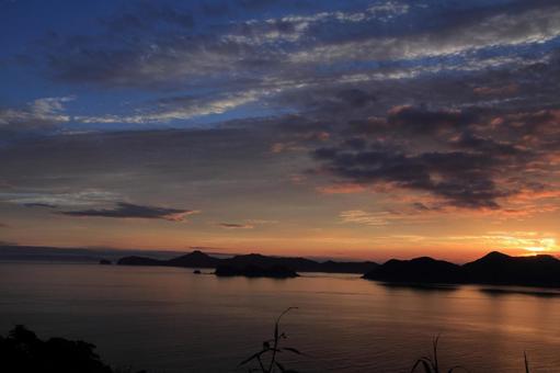 愛媛県愛南町 宇和海の夕景 愛媛県愛南町 宇和海の夕景 宇和海,夕景,夕やけの写真素材