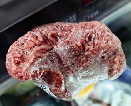 ラップに包まれたひき肉 ラップに包まれたひき肉の写真