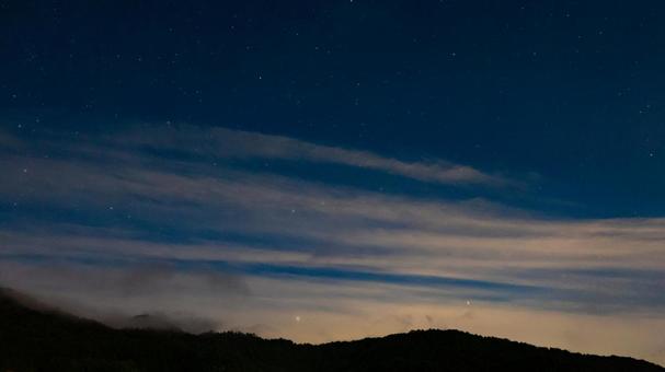 空を纏う星々の夜 空を纏う星々の夜の写真