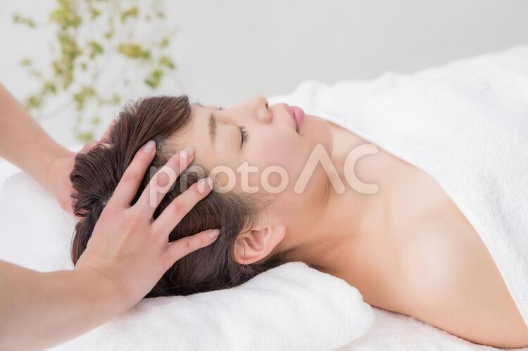 エステを受ける女性 ヘッドスパ,ヘッドマッサージ,エステサロンの写真素材
