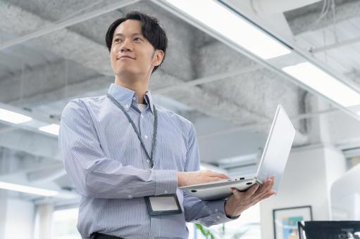 オフィスカジュアルの若い男性エンジニア オフィスカジュアルの若い男性エンジニア ビジネス,オフィス,エンジニアの写真素材