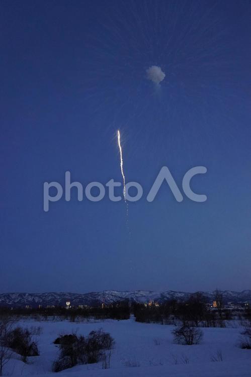 打ち上げ花火（冬の空）11 打ち上げ花火,花火,冬の写真素材