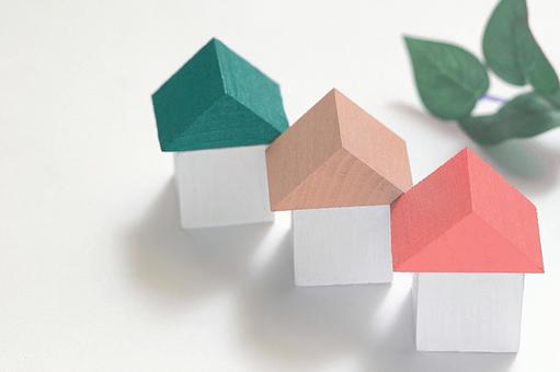 木の積み木で作られた小さな家 木の積み木で作られた小さな家 マイホーム,積み木,家の写真素材