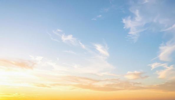夕暮れ空・夕陽色に広がる雲模様 夕暮れ空・夕陽色に広がる雲模様の写真
