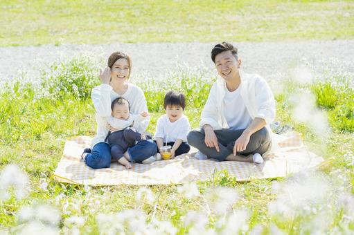 Parents and children enjoying a picnic, picnic, family, parenting, JPG