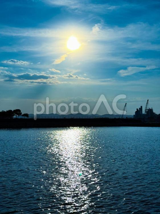 朝日が昇る幻想的な海と空 朝日,海,空の写真素材