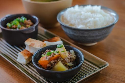納豆と肉じゃがのごはんの朝食 納豆と肉じゃがのごはんの朝食の写真