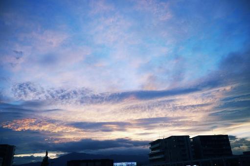 夕焼け空と雲の背景 夕焼け,空,雲の写真素材