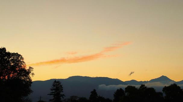 初秋の松本城公園の夕空 初秋の松本城公園の夕空の写真