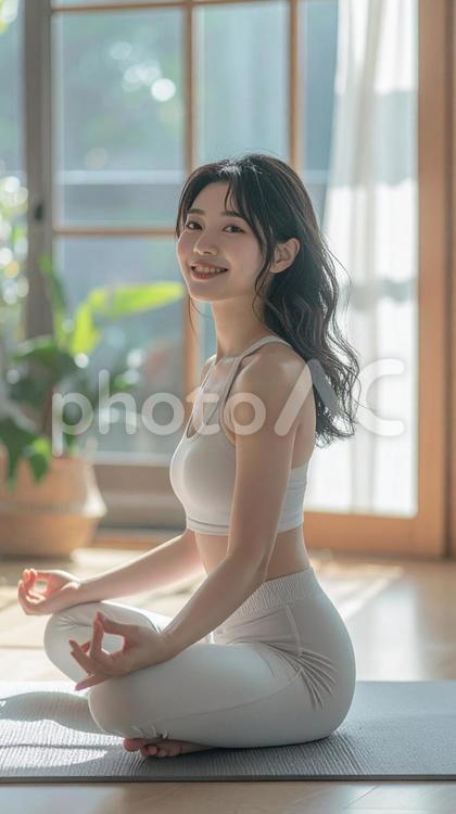 自宅でヨガを楽しむ女性  ヨガ,女性,自宅の写真素材