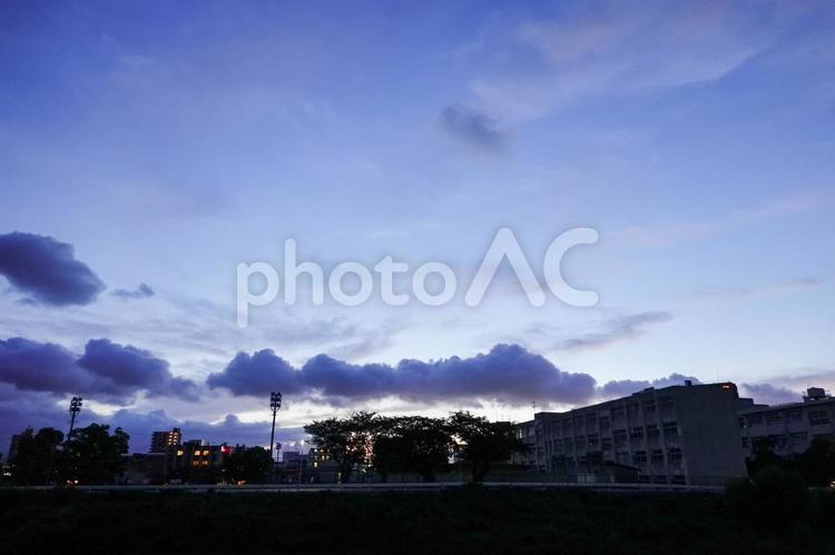 夕暮れの空 街並み,夕焼け,空の写真素材