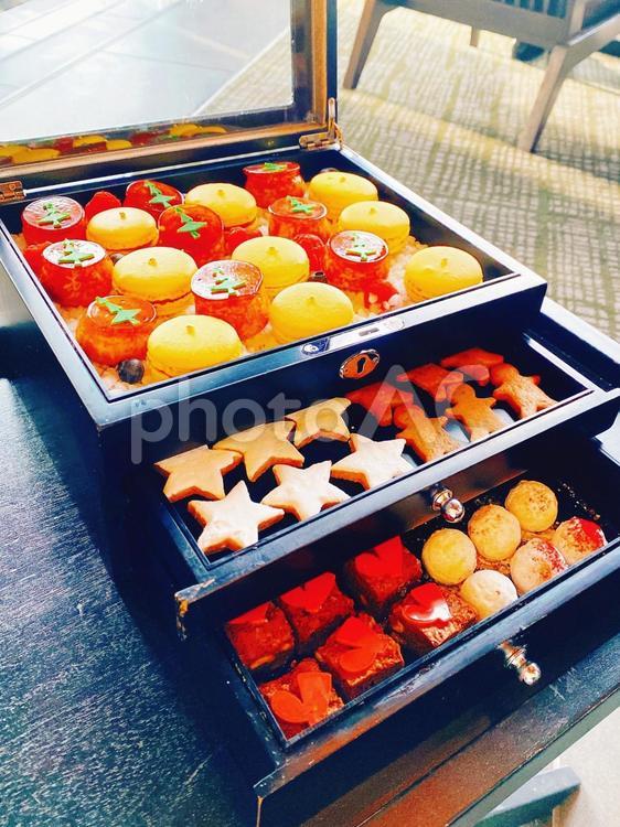アフタヌーンティーのスイーツ盛り合わせ アフタヌーンティー,スイーツ,紅茶の写真素材