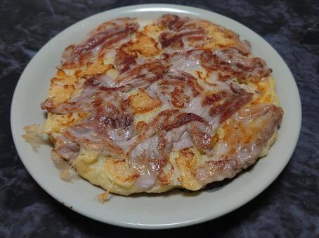 家で焼いた、お好み焼き ソース無し 家で焼いた、お好み焼き ソース無し お好み焼き,粉モン,家庭料理の写真素材