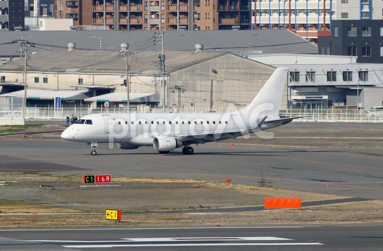 福岡空港の滑走路 福岡空港,飛行機,航空写真の写真素材