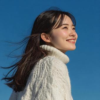 横顔が美しい、爽やかな笑顔のアジア人女性 横顔が美しい、爽やかな笑顔のアジア人女性の写真