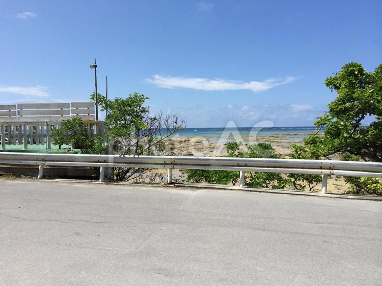 道路のガードレール越しに見える綺麗な海 沖縄,海,ガードレールの写真素材