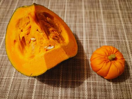 本物とぬいぐるみのカボチャ 本物とぬいぐるみのカボチャの写真