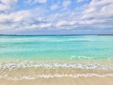 エメラルドグリーンのきれいな海と空 エメラルドグリーンのきれいな海と空 海と空,海,エメラルドグリーンの写真素材