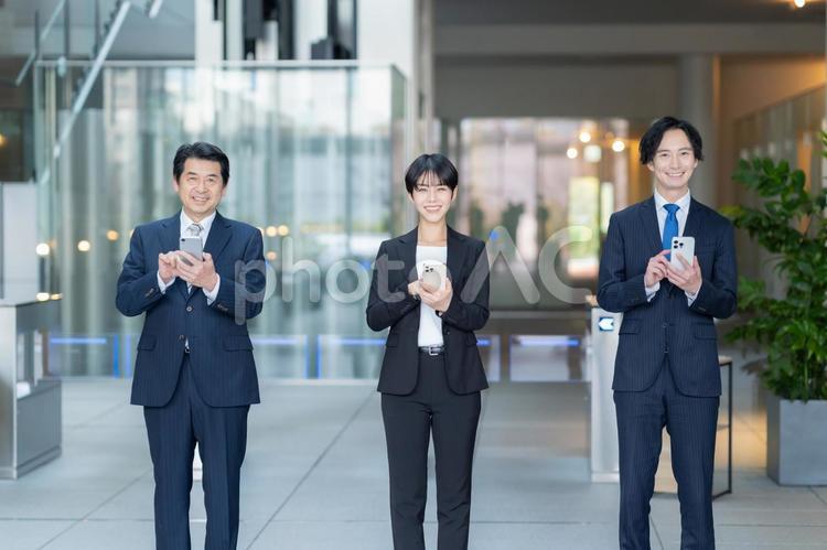オフィスで打ち合わせをするビジネスマン ビジネス,スマホ,ビジネスパーソンの写真素材