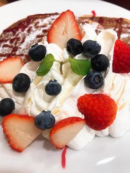 苺とブルーベリーと生クリームワッフル 苺とブルーベリーと生クリームワッフルの写真