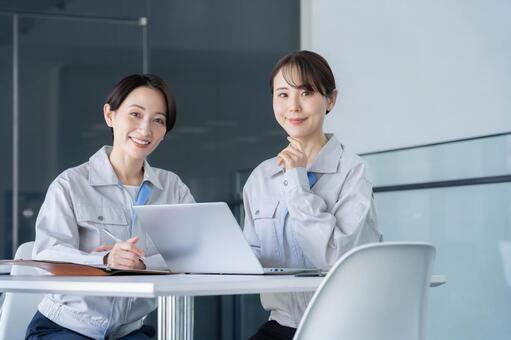 ビルメンテナンスする女性エンジニア 不動産,会議,エンジニアの写真素材