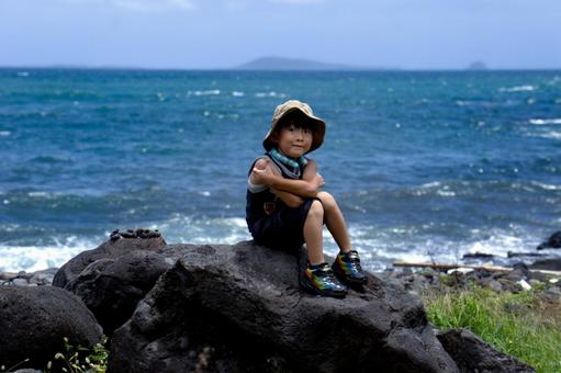 <素材>夏の海で岩の上に座る男の子 <素材>夏の海で岩の上に座る男の子 子供,海,海岸の写真素材