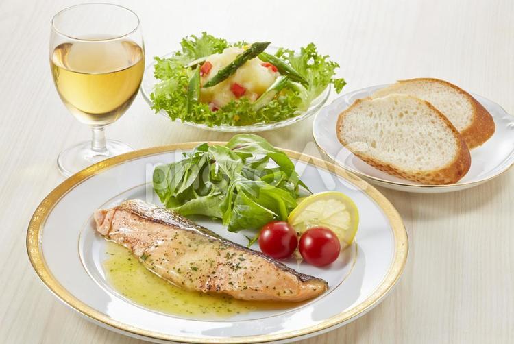 サーモンのグリル　ガーリックバターソース サーモンのグリル,ガーリックバターソース,サーモンの写真素材