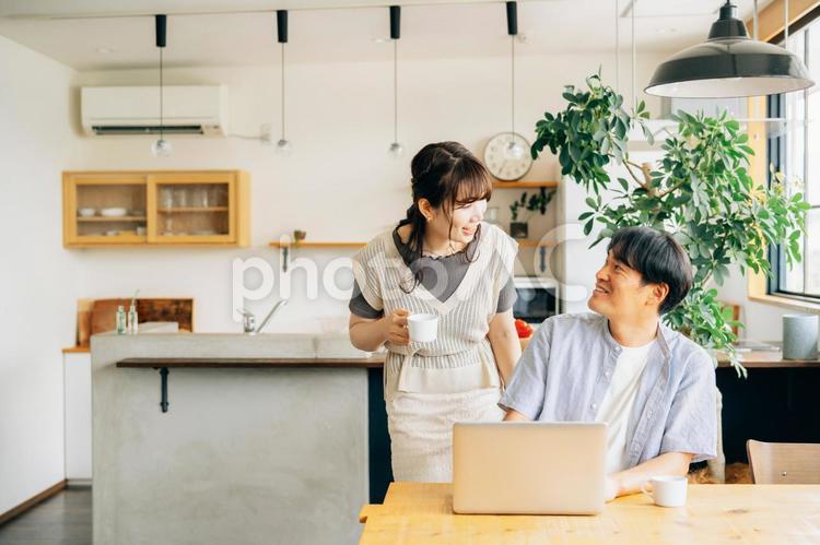 テレワークする男性と女性 テレワーク,夫婦,コーヒーの写真素材