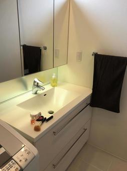 Washbasin and cosmetics ⑵ Washbasin and cosmetics ⑵